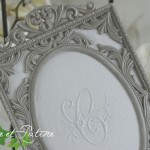 ETIT CADRE LAITON PATINE GRIS ET MONOGRAMME COTTAGE ET PATINE