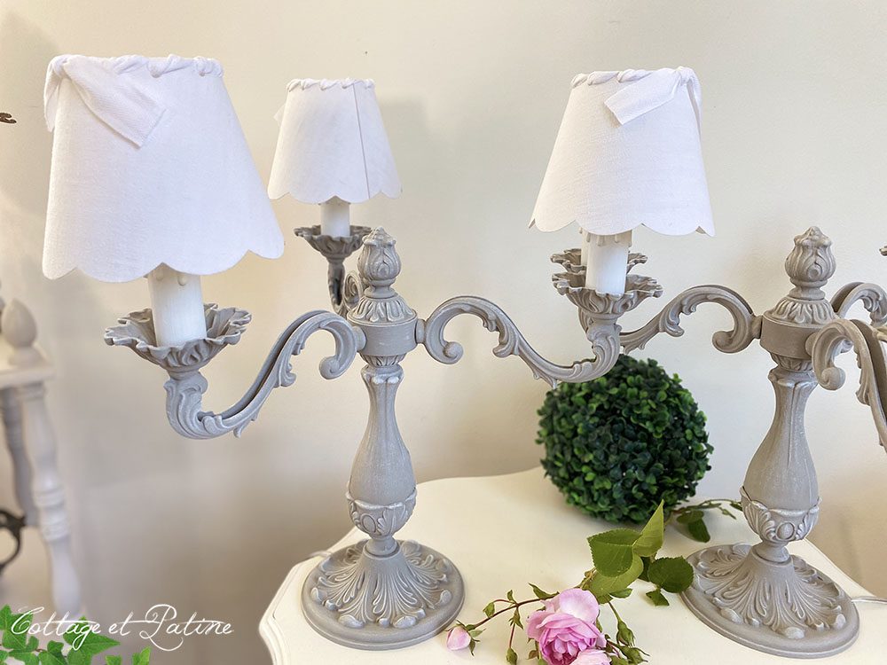 PAIRE DE LAMPES 3 BRANCHES GIRANDOLES REF 02 PATINÉES ET RELOOKÉES COTTAGE ET PATINE