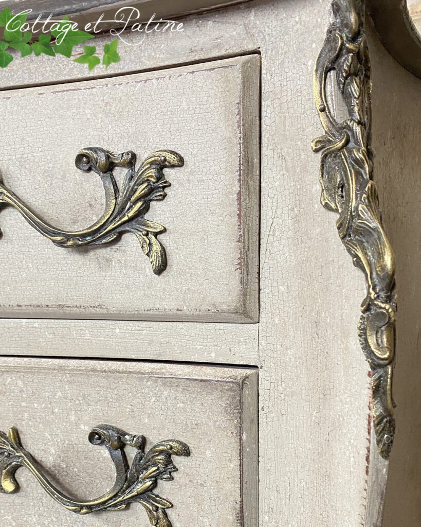 Paire De Commodes De Chevet Peintes De Style Gustavien Suédois Avec Dessus En Marbre